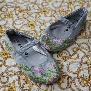👶Adorable Circo Kids silver shoes with flowers.